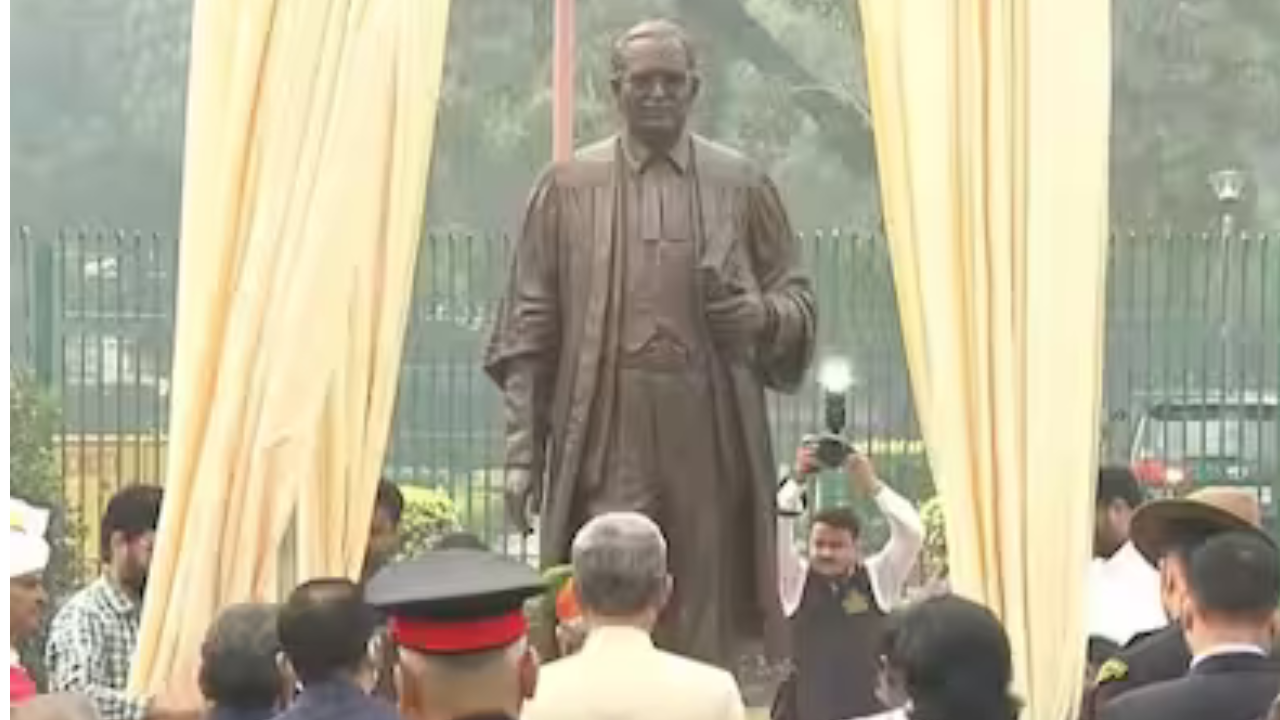 Constitution Day: Statue of Dr. Ambedkar installed in Supreme Court premises, President Draupadi Murmu paid tribute